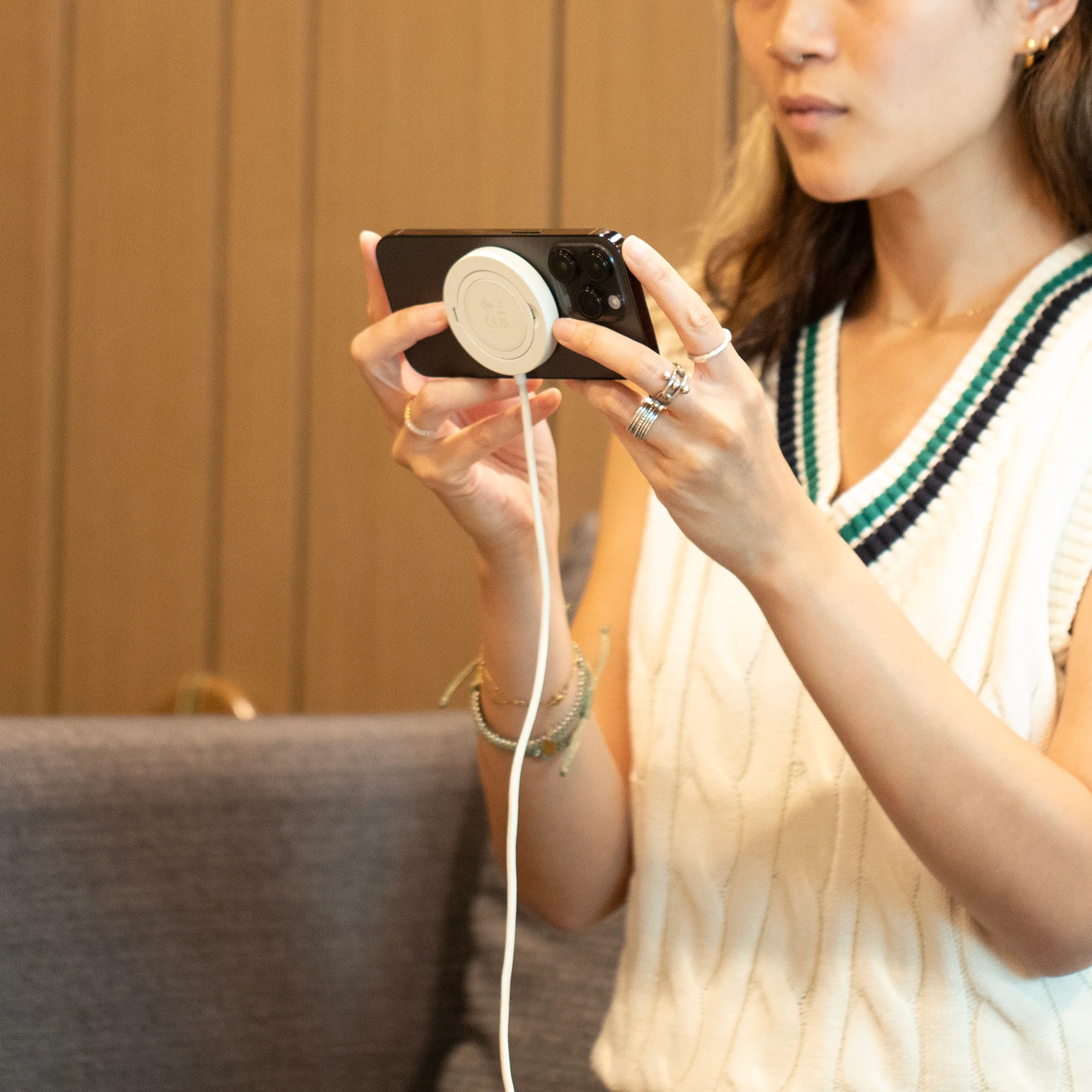 SnapStand Magnetic Wireless Charger - Image 4